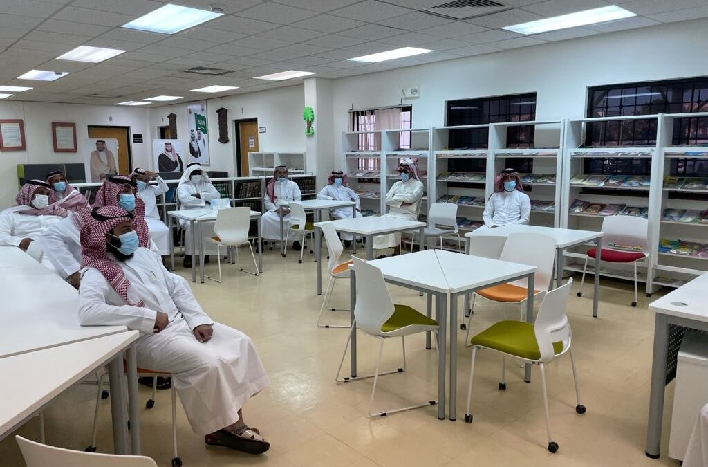 استقبال إدارة المدرسة للمعلمين للعام الدراسي ١٤٤٣هـ
